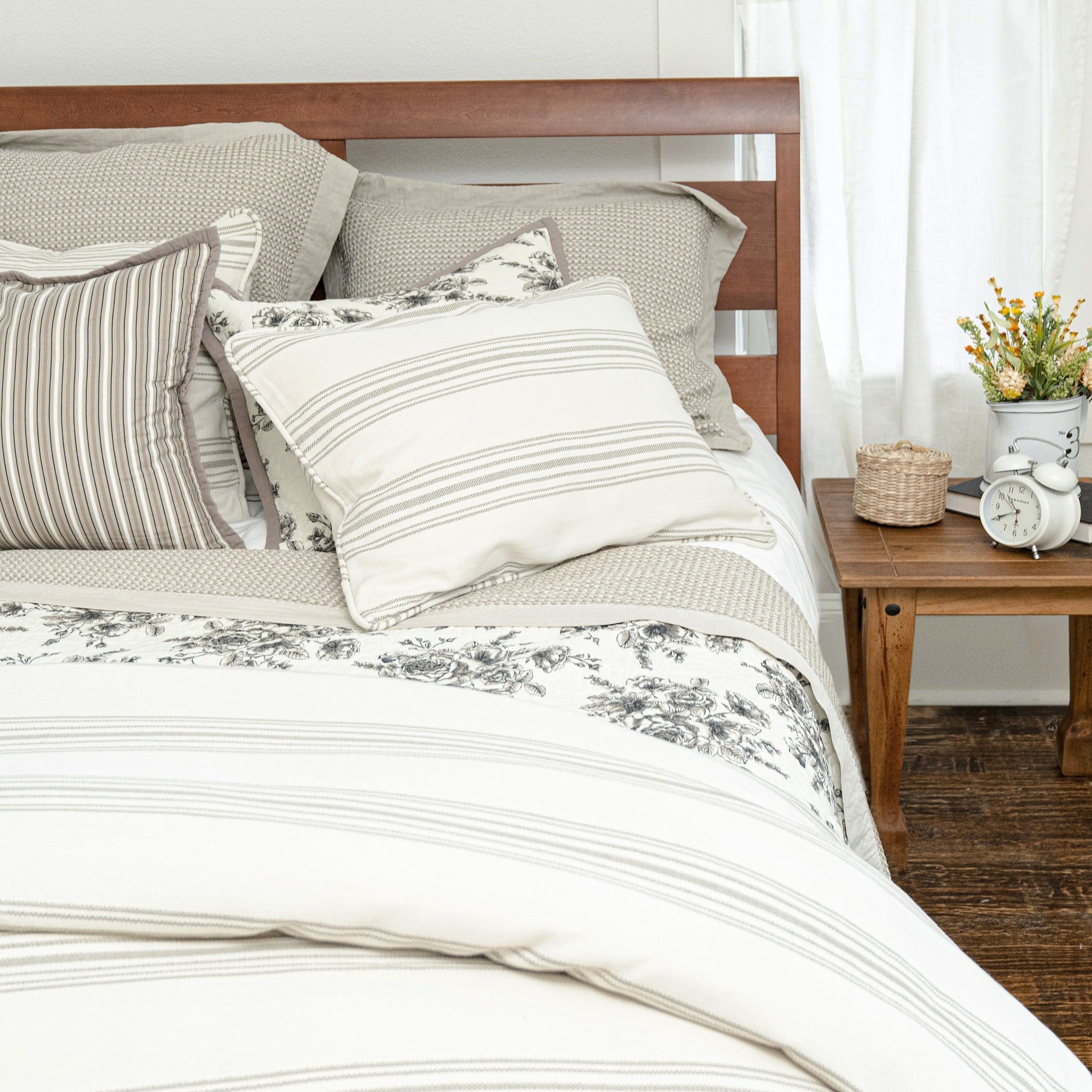 Lyla Floral Print Reversible Quilt Set Quilt