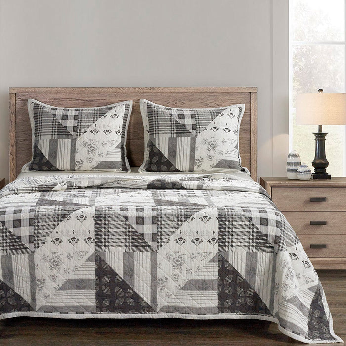 Patchwork Prairie Reversible Quilt Set Quilt